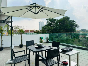 Paragon Residence 8-12pax-Big Balcony with BBQ